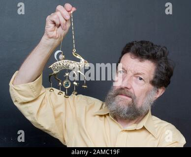 Nach 30 Jahren hat sich Author Kit Williams mit dem goldenen Hasen wieder vereint, Thema seines Buches "masquerade", das 1979 die größte Schatzsuche des Landes auslöste. Stockfoto