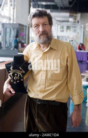 Nach 30 Jahren hat sich Author Kit Williams mit dem goldenen Hasen wieder vereint, Thema seines Buches "masquerade", das 1979 die größte Schatzsuche des Landes auslöste. Stockfoto