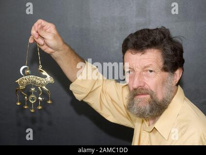 Nach 30 Jahren hat sich Author Kit Williams mit dem goldenen Hasen wieder vereint, Thema seines Buches "masquerade", das 1979 die größte Schatzsuche des Landes auslöste. Stockfoto