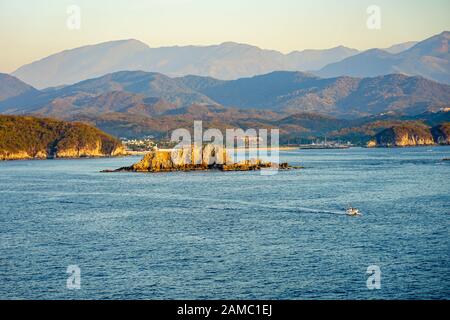 Schiffskreuzstation und Resort mit Blick auf die Huatulco-Buchten von Huatulco, Mexiko, L'Entrega Bay, Bahias de Huatulco, Oaxaca, Santa Cruz Beach Stockfoto