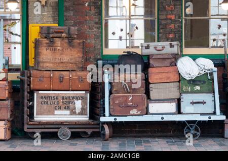 Gepäck im alten Stil auf einem Bahnsteig am Bahnhof North Norfolk in Sheringham. Stockfoto