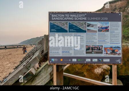 Ein Schild am Strand in Mundesley erklärt das Sandskapierungsschema, um Küstenerosion an der Ostküste Norfolks zu versuchen und zu verstellen. Stockfoto