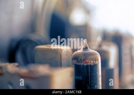 Staubige alte Vakuumröhrchen in einem Radio Stockfoto