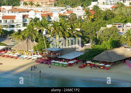 Schiffskreuzstation und Resort mit Blick auf die Huatulco-Buchten von Huatulco, Mexiko, L'Entrega Bay, Bahias de Huatulco, Oaxaca, Santa Cruz Beach Stockfoto