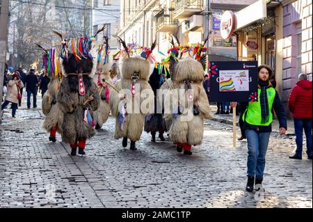 Chernivtsi, Ukraine - 12. Januar 2020. Traditionelle Jahrestage des Weihnachtsfolklore-ethnographischen Festivals Malanka fest 2020 in der Ukraine Stockfoto