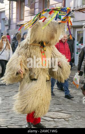 Chernivtsi, Ukraine - 12. Januar 2020. Die traditionellen jährlichen Weihnachtstage des Folklore-ethnographischen Festivals Malanka fest 2020 im ukrainischen Cit Stockfoto