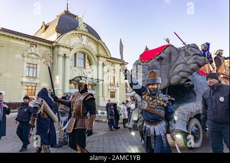 Chernivtsi, Ukraine - 12. Januar 2020. Theateraufführung auf dem Stadtplatz an den traditionellen Jahrestagen der Weihnachtsfolklore - ethnographisch f. Stockfoto