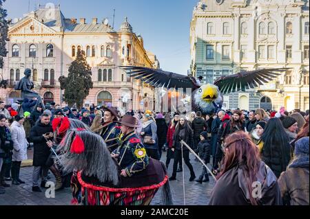 Chernivtsi, Ukraine - 12. Januar 2020. Theateraufführung auf dem Stadtplatz an den traditionellen Jahrestagen der Weihnachtsfolklore - ethnographisch f. Stockfoto