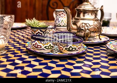 Typisches, traditionelles marokkanisches Frühstück in einem typischen Maracan-Haus. Leckeres marokkanisches Frühstück. Fes, Marokko Stockfoto