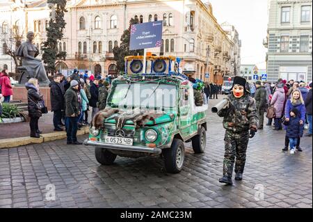 Chernivtsi, Ukraine - 12. Januar 2020. Mann verkleidet als Jäger mit einer Maske aus Papiermachern an den traditionellen Jahrestagen der Weihnachtsfolklore-e Stockfoto