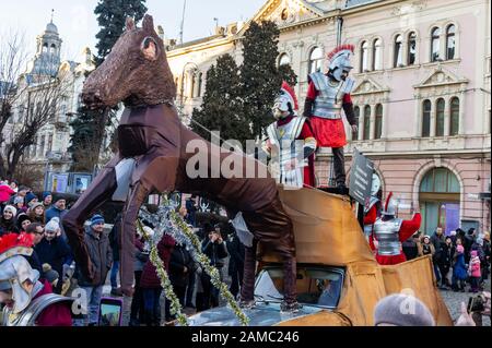 Chernivtsi, Ukraine - 12. Januar 2020. Männer kleideten in römern auf einer Plattform mit einem mechanischen Pferd an den traditionellen Jahrestagen des Weihnachtsfestes Stockfoto