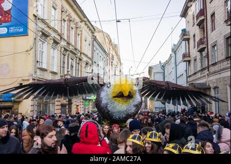 Chernivtsi, Ukraine - 12. Januar 2020. Papier-Mache Big Eagle an den traditionellen Jahrestagen des festlichen Folklore-ethnographischen Festes Malanka Stockfoto