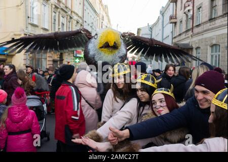 Chernivtsi, Ukraine - 12. Januar 2020. Mädchen, die als Wikinger-Krieger verkleidet sind, werden auf dem Hintergrund des Papiers Mache Big Eagle bei der traditionellen fotografiert Stockfoto