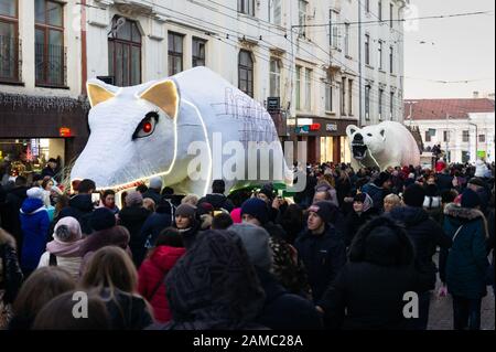 Ukraine - 12. Januar 2020. Große weiche weiße Coypu oder Ratte (Symbol des Jahres) und Eisbär an den traditionellen Jahrestagen des Festivals Malanka Stockfoto