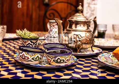 Typisches, traditionelles marokkanisches Frühstück in einem typischen Maracan-Haus. Leckeres marokkanisches Frühstück. Fes, Marokko Stockfoto