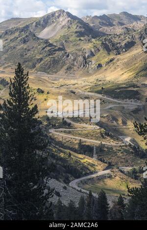 Winding Road Über Das Hohe Gebirge in den katalanischen Pyrenäen Stockfoto