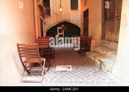 Café, Rue Obscure, Dunkle Passage, 13. Jahrhundert, Villefranche sur Mer, Cote d Azur, französische Riviera, Provence, Frankreich, Europa Stockfoto