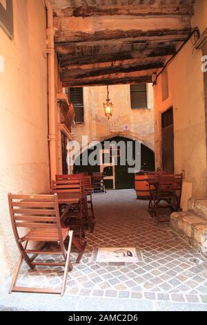 Café, Rue Obscure, Dunkle Passage, 13. Jahrhundert, Villefranche sur Mer, Cote d Azur, französische Riviera, Provence, Frankreich, Europa Stockfoto