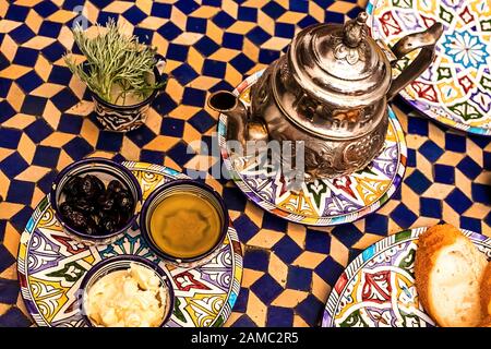 Typisches, traditionelles marokkanisches Frühstück in einem typischen Maracan-Haus. Leckeres marokkanisches Frühstück. Fes, Marokko Stockfoto