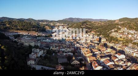 Panoramaaussicht auf das Dorf Arenys de Munt in El Maresme, Barcelona, Spanien Stockfoto