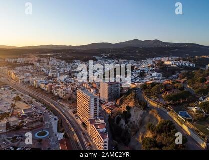 Luftpanorama von Arenys de Mar bei Sonnenaufgang. Das Hotel liegt in El Maresme, Barcelona, Spanien Stockfoto