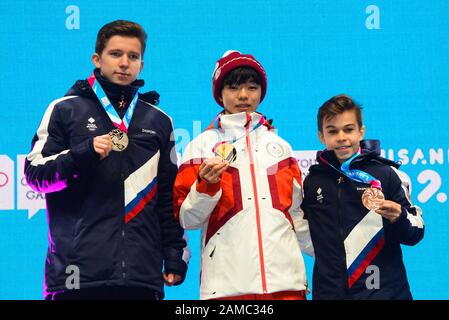 Lausanne, Schweiz. Januar 2020. Die Medaillengewinner der Einzel-Skating-Veranstaltung Der Männer bei den Olympischen Winter-Jugendspielen 2020 in der Schweiz in Lausanne. Andrei Mozalev aus Russland (links, Silbermedaille), Yuma Kagiyama aus Japan (Mitte, Goldmedaille) und Daniil Samsonov aus Russland Credit: Christopher Levy/ZUMA Wire/Alamy Live News Stockfoto