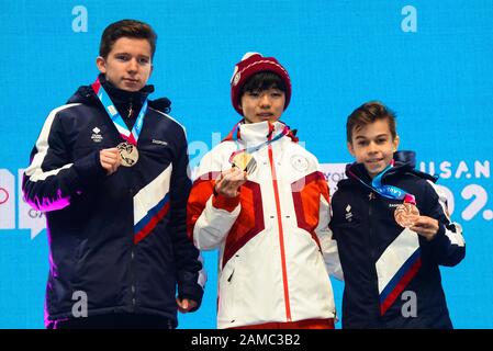 Lausanne, Schweiz. Januar 2020. Die Medaillengewinner der Einzel-Skating-Veranstaltung Der Männer bei den Olympischen Winter-Jugendspielen 2020 in der Schweiz in Lausanne. Andrei Mozalev aus Russland (links, Silbermedaille), Yuma Kagiyama aus Japan (Mitte, Goldmedaille) und Daniil Samsonov aus Russland Credit: Christopher Levy/ZUMA Wire/Alamy Live News Stockfoto