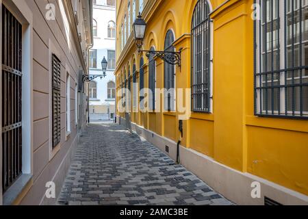 Enge Gassen im historischen Buda-Viertel in Budapest, Ungarn Stockfoto