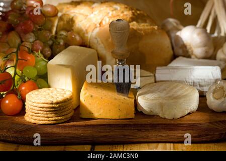 Auswahl an Käse, Brot, Obst und Gemüse Stockfoto