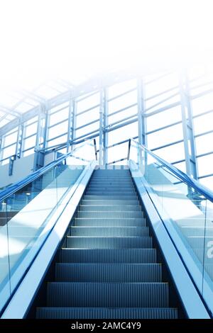 Rolltreppe blau im Business Center, Einkaufszentrum oder Flughafen Stockfoto