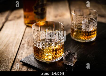 Whiskey in Brille auf Holzhintergrund Stockfoto