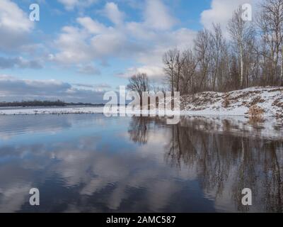 Die Flussmünde von Srosider zur Weichsel während der Wintersaison. Jozefow. Otwock, Świder. Natura 2000. Polen Stockfoto