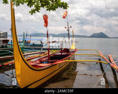 Am Taal Lake NearTagaytay, südlich von Manila. Vulkan Taal und traditionelle Auslegerboote. Stockfoto