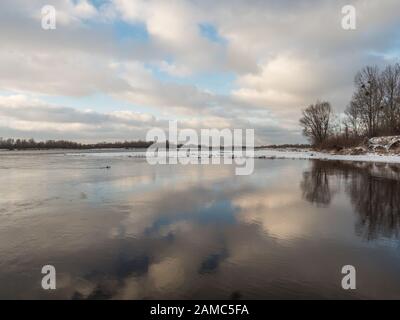 Die Flussmünde von Srosider zur Weichsel während der Wintersaison. Jozefow. Otwock, Świder. Natura 2000. Polen Stockfoto