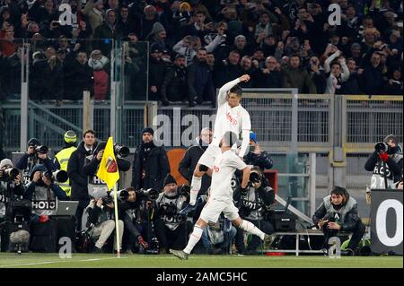 ROM, Italien, 12. Januar 2020. Der Topspieler von Juventus Cristiano Ronaldo feiert mit seinem Teamkollegen Miralem Pjanic, nachdem er beim Serie-A-Fußballspiel zwischen Roma und Juventus im Olympiastadion einen Elfmeter erzielt hatte. Kredit Riccardo De Luca - BILDER AKTUALISIEREN / Alamy Live News Stockfoto