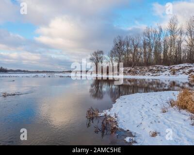 Die Flussmünde von Srosider zur Weichsel während der Wintersaison. Jozefow. Otwock, Świder. Natura 2000. Polen Stockfoto