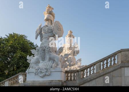 Wien, Österreich - 3. September 2019: Zwei Statuen im Schloss Schönbrunn Gloriette in Wien, Österreich Stockfoto