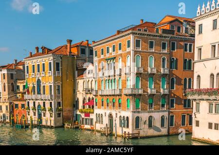 Canal Grande mit schönen bunten Gebäudefassaden in Venedig, Italien, Venetien Stockfoto