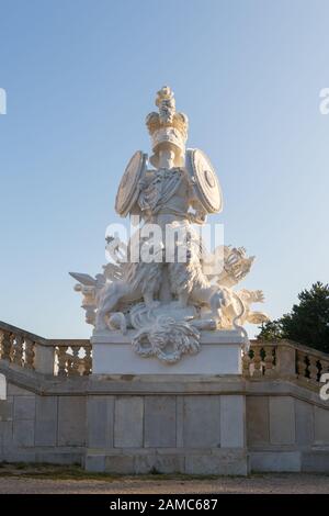 Wien, Österreich - 3. September 2019: Statue im Schloss Schönbrunn - Gloriette in Wien, Österreich Stockfoto