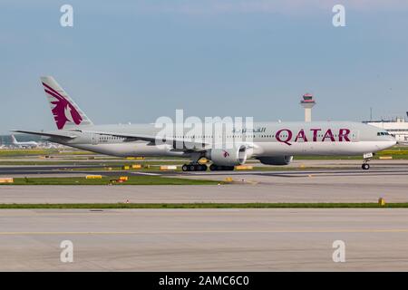 Frankfurt, Deutschland - 22. April 2018: Boeing 777 der Qatar Airways am Frankfurter Flughafen (FRA) in Deutschland. Boeing ist ein Flugzeughersteller B. Stockfoto