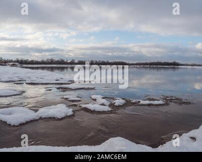 Die Flussmünde von Srosider zur Weichsel während der Wintersaison. Jozefow. Otwock, Świder. Natura 2000. Polen Stockfoto