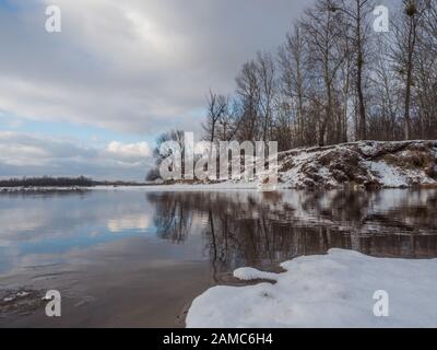 Die Flussmünde von Srosider zur Weichsel während der Wintersaison. Jozefow. Otwock, Świder. Natura 2000. Polen Stockfoto