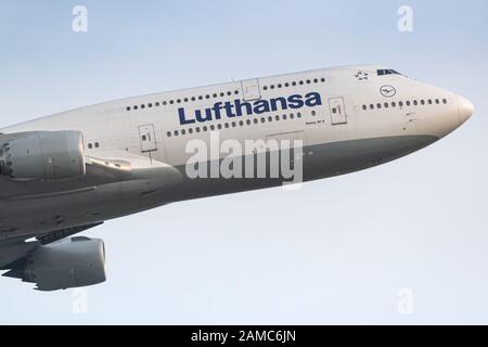 Frankfurt, Deutschland - 22. April 2018: Lufthansa Boeing 747 Flugzeug am Frankfurter Flughafen (FRA) in Deutschland. Boeing ist ein Flugzeughersteller mit Sitz Stockfoto