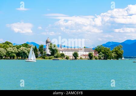 Fraueninsel im Chiemsee, Frauenchiemsee mit Boot, Segelboot, Kirche, Kloster. Bayern, Bayern, Deutschland Stockfoto