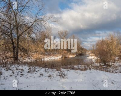 Breiter Fluss während der Wintersaison. Jozefow. Otwock, Świder. Natura 2000. Polen. Osteuropa Stockfoto