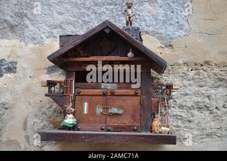 Zifferblatt einer antiken Schwarzwälder Kuckucksuhr Stockfoto