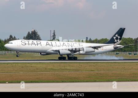 Frankfurt, Deutschland - 22. April 2018: Lufthansa Airbus A340 Flugzeug am Frankfurter Flughafen (FRA) in Deutschland. Airbus ist ein Flugzeughersteller von Stockfoto