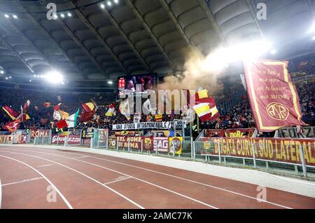 ROM, Italien, 12. Januar 2020. Roma-Fans winken während des Serie-A-Fußballspiels zwischen Roma und Juventus im Olympiastadion. Kredit Riccardo De Luca - BILDER AKTUALISIEREN / Alamy Live News Stockfoto