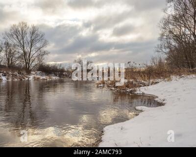 Breiter Fluss während der Wintersaison. Jozefow. Otwock, Świder. Natura 2000. Polen. Osteuropa Stockfoto