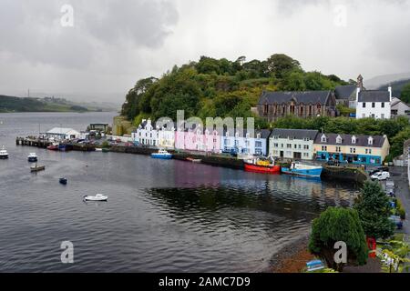 Portree Harbour, Portree Quay, Insel Skye Skye Gathering Hall über Quayside Cottages Stockfoto